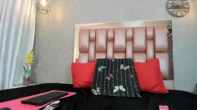 Snapshot of KOURTNEY-- chatting on November 10, 2025, 2:10 am KOURTNEY-- online show from November 10, 2025, 2:10 am