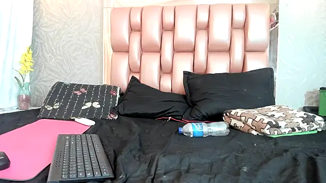 Snapshot of KOURTNEY-- chatting on November 13, 2025, 2:10 am KOURTNEY-- online show from November 13, 2025, 2:10 am