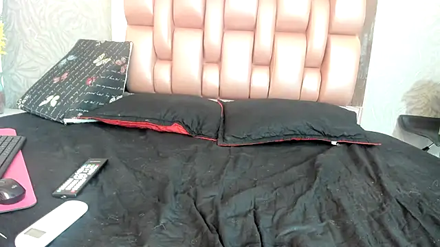 Snapshot of KOURTNEY-- chatting on November 15, 2025, 2:09 am KOURTNEY-- online show from November 15, 2025, 2:09 am