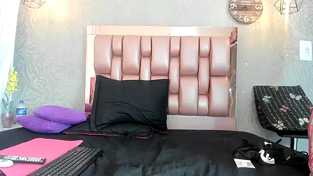 Snapshot of KOURTNEY-- chatting on November 23, 2025, 6:30 pm KOURTNEY-- online show from November 23, 2025, 6:30 pm