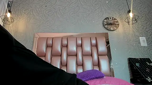 Snapshot of KOURTNEY-- chatting on November 30, 2025, 2:15 am KOURTNEY-- online show from November 30, 2025, 2:15 am