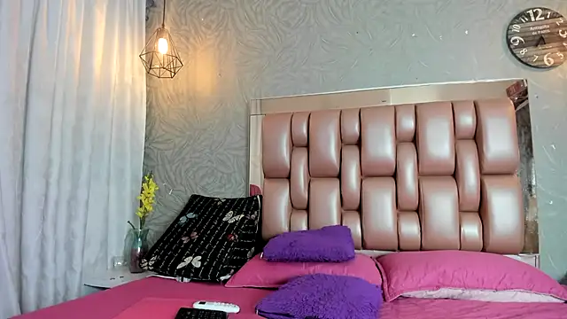 Snapshot of KOURTNEY-- chatting on December 3, 2025, 2:30 am KOURTNEY-- online show from December 3, 2025, 2:30 am