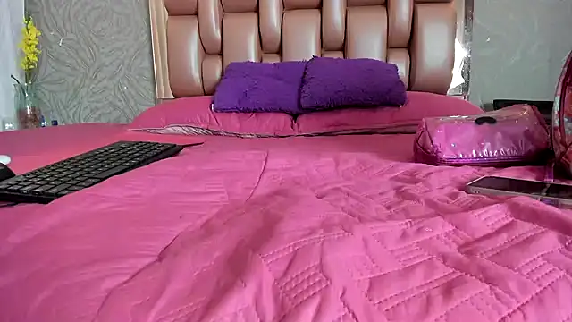 Snapshot of KOURTNEY-- chatting on December 5, 2025, 1:58 am KOURTNEY-- online show from December 5, 2025, 1:58 am