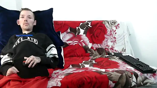 Sophia and Thomas online show from December 17, 2025, 9:43 pm