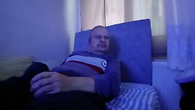 Snapshot of amylrmm1903 chatting on November 12, 2025, 11:32 am amylrmm1903 online show from November 12, 2025, 11:32 am