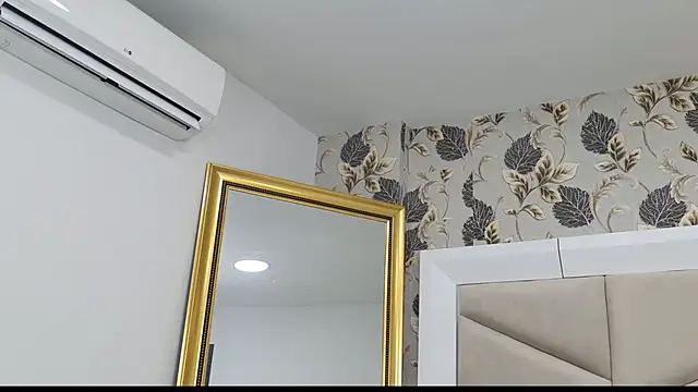 AlizonMoreti online show from October 16, 2025, 1:01 pm