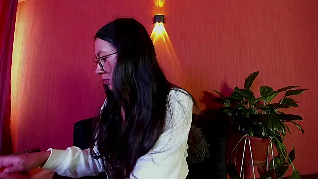 EmiGomez  online show from April 8, 2026, 2:17 pm