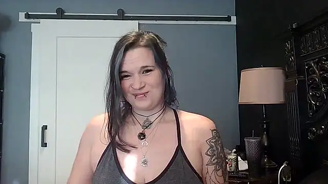 Snapshot of CherryWilde chatting on January 13, 2026, 4:23 pm CherryWilde online show from January 13, 2026, 4:23 pm