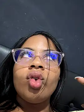 SussiSotto online show from December 8, 2024, 8:25 pm