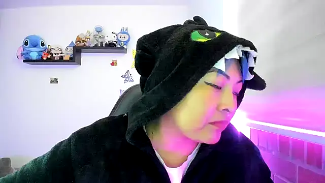 Shaddycute  online show from November 18, 2025, 5:06 pm