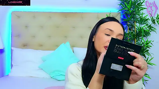 DaliyaArabian online show from November 19, 2025, 1:11 pm