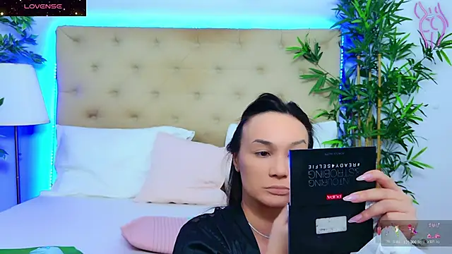 DaliyaArabian online show from December 5, 2025, 1:42 pm