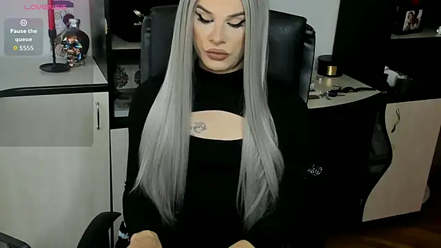 Snapshot of EvelynLexy chatting on May 18, 2026, 4:57 pm EvelynLexy online show from May 18, 2026, 4:57 pm