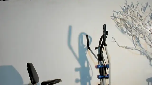 Elle Lee  online show from February 21, 2025, 5:20 pm