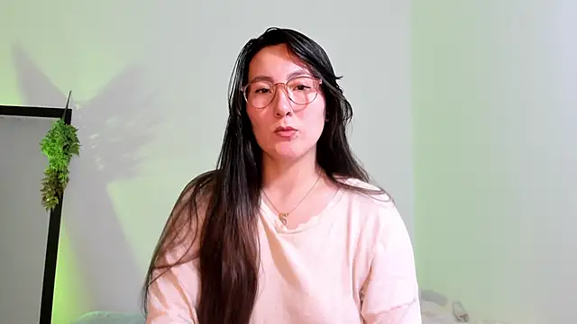 Elle Lee  online show from February 24, 2025, 4:47 pm