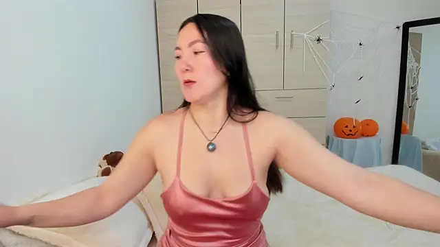 Elle Lee  online show from October 13, 2025, 3:45 pm