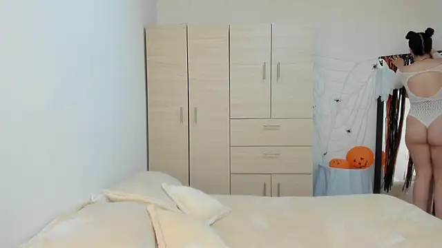 Elle Lee  online show from October 16, 2025, 2:29 pm