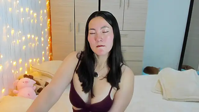 Elle Lee  online show from January 15, 2026, 5:05 pm