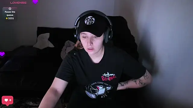 bonnie moon  online show from April 18, 2026, 9:04 pm