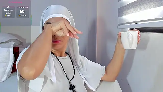 ClaraMariaMon online show from October 25, 2025, 1:07 pm