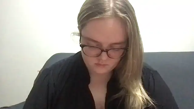 honeyyy24 online show from April 15, 2026, 7:58 pm