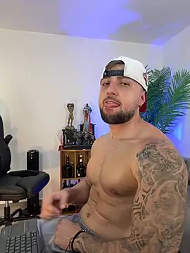 Snapshot of OwenMaximus814 chatting on October 14, 2025, 7:03 pm OwenMaximus814 online show from October 14, 2025, 7:03 pm