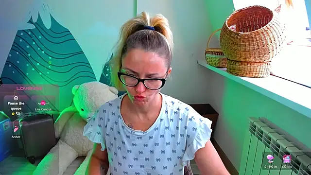 LadyIzabel online show from July 7, 2026, 9:13 am