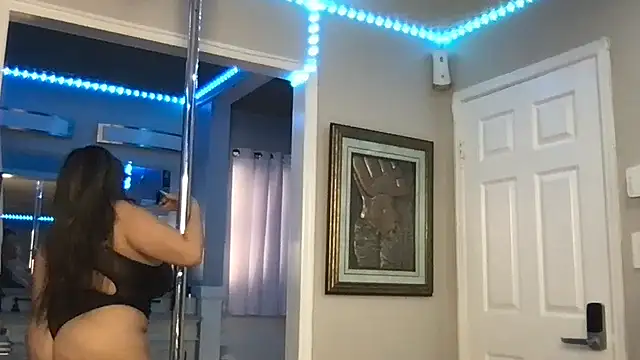 curvyfunlover online show from November 19, 2025, 1:11 pm