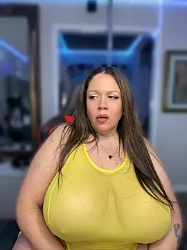 Snapshot of curvyfunlover chatting on May 27, 2026, 10:12 am curvyfunlover online show from May 27, 2026, 10:12 am