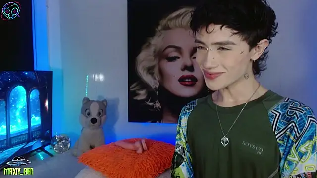 maxiy 001 online show from September 24, 2025, 3:32 am