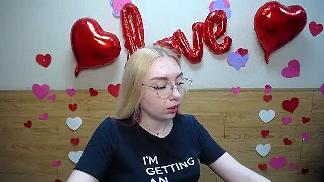 BeatriceFly online show from March 17, 2025, 12:14 pm