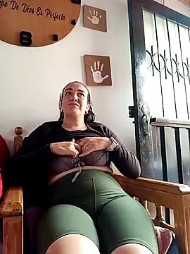 skayhot  online show from February 10, 2025, 4:04 pm