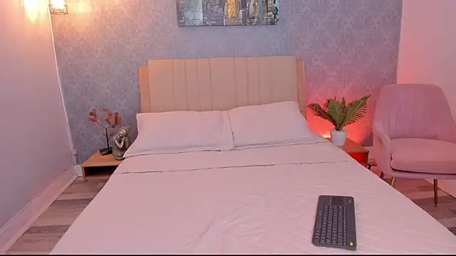 DahianaWalcott online show from December 12, 2024, 9:48 pm