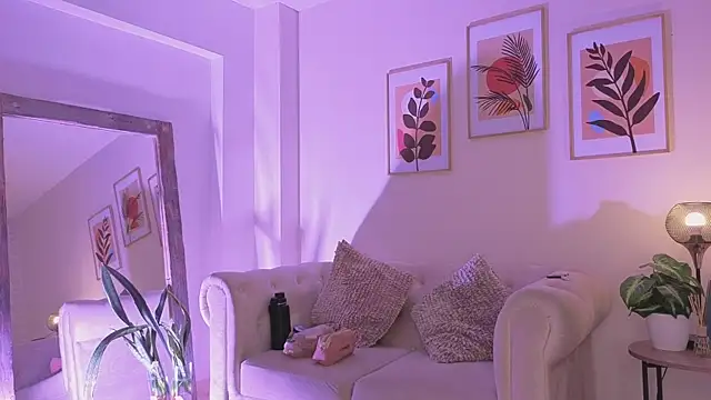 DahianaWalcott online show from April 21, 2026, 4:12 pm