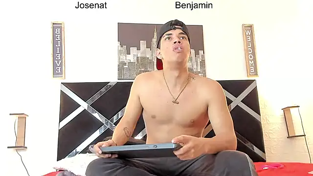 Snapshot of toyboys1 chatting on February 12, 2026, 4:07 am toyboys1 online show from February 12, 2026, 4:07 am