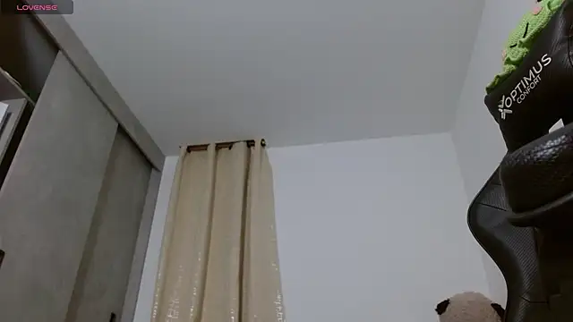 miss valery2 online show from April 18, 2026, 4:16 am