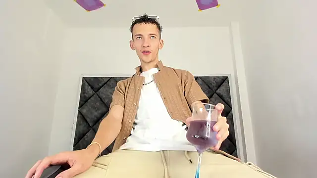 Maisondavis  online show from December 31, 2024, 7:18 pm