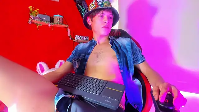 LilOwen  online show from December 3, 2025, 7:01 pm