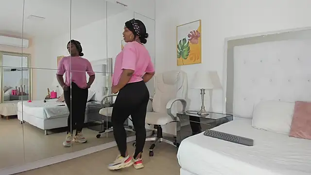 Isla Scott online show from April 24, 2026, 11:34 am