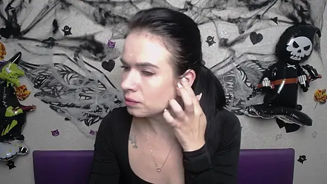 JasmineKouch online show from October 28, 2025, 6:28 am