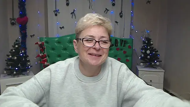 Snapshot of EmiliaGree chatting on December 18, 2025, 6:03 pm EmiliaGree online show from December 18, 2025, 6:03 pm