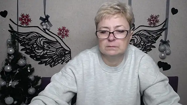 Snapshot of EmiliaGree chatting on December 21, 2025, 6:04 pm EmiliaGree online show from December 21, 2025, 6:04 pm