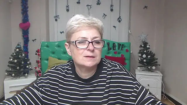 Snapshot of EmiliaGree chatting on January 5, 2026, 6:11 pm EmiliaGree online show from January 5, 2026, 6:11 pm