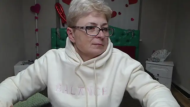 Snapshot of EmiliaGree chatting on February 5, 2026, 8:24 pm EmiliaGree online show from February 5, 2026, 8:24 pm