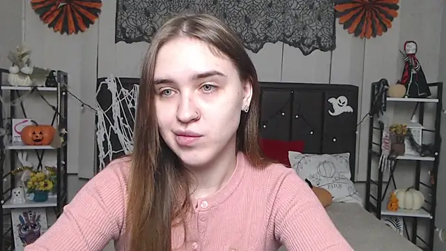 LauraHlot online show from November 14, 2025, 6:39 pm