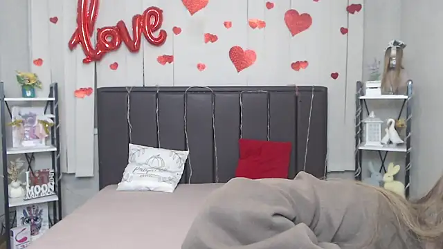 LauraHlot online show from March 4, 2026, 6:19 am