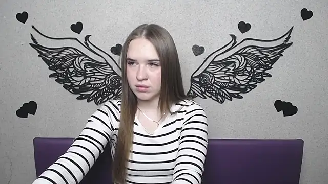 LauraHlot online show from April 18, 2026, 5:17 pm