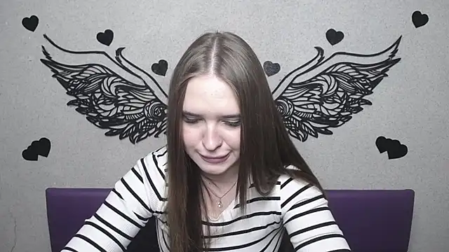 LauraHlot online show from April 18, 2026, 7:07 pm