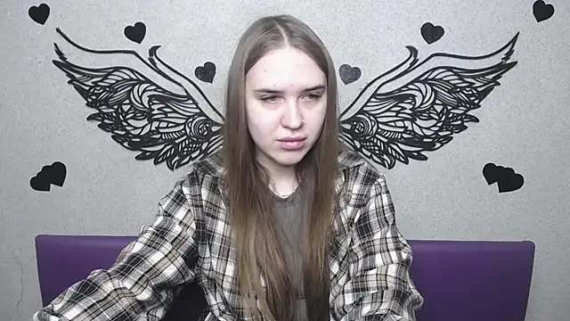 LauraHlot online show from April 22, 2026, 5:43 am