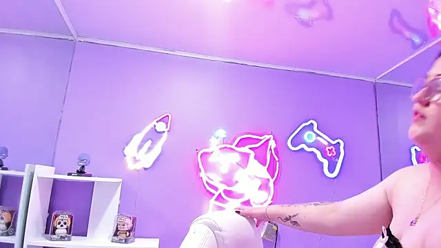 Camiila Osorio online show from September 9, 2025, 7:35 pm